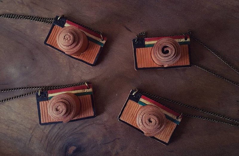 复古英国风纯牛皮照相机项链-背面可烙印字 七夕 - 项链 - 真皮 橘色