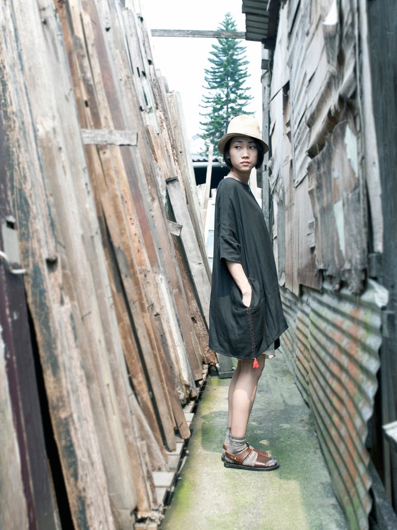 OMAKE OG 五分袖后领扣上衣黑色 (蓝流苏款） - 女装 T 恤 - 棉．麻 黑色