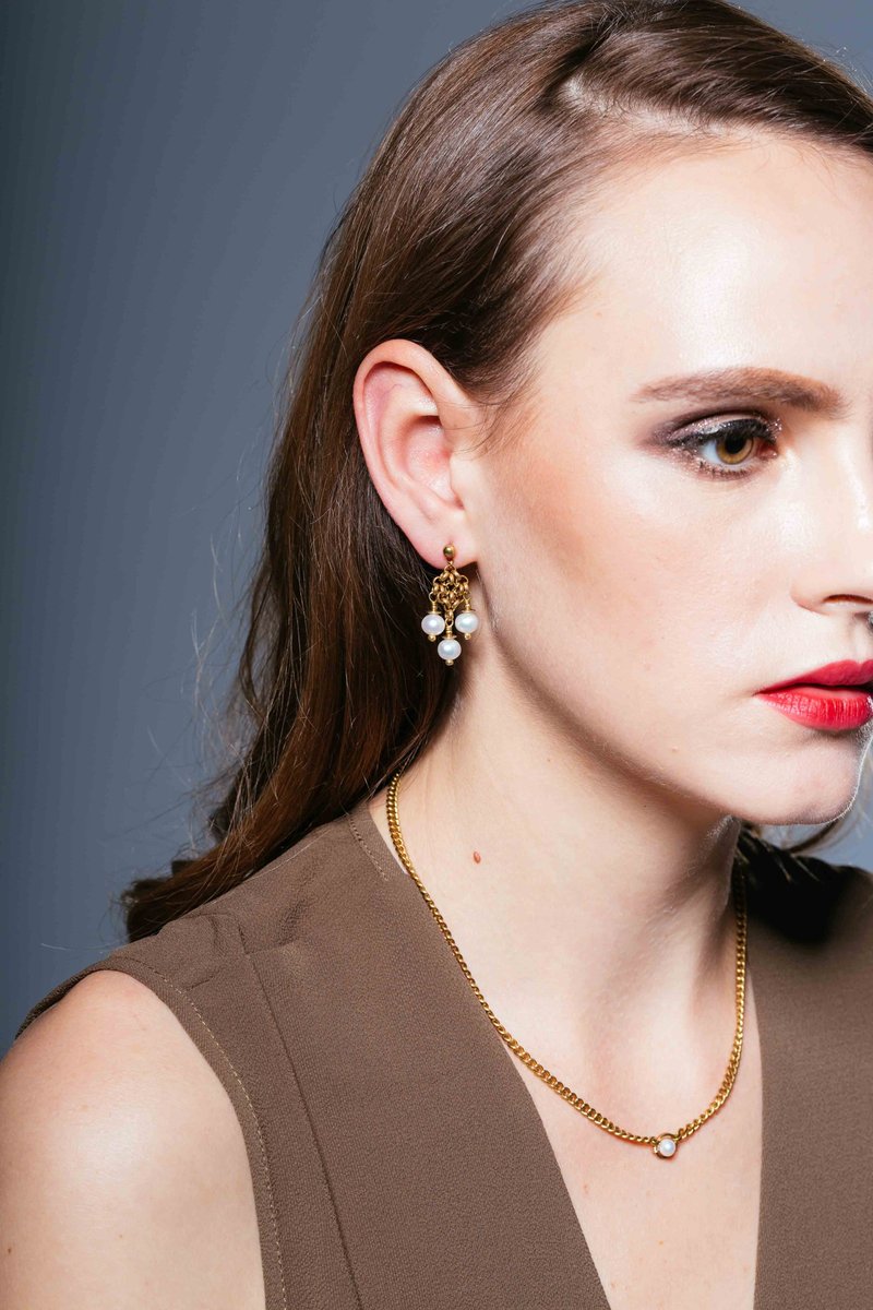 ::幸福每一步:: 淡水珍珠 黄铜耳环 Happiness - 耳环/耳夹 - 宝石 金色