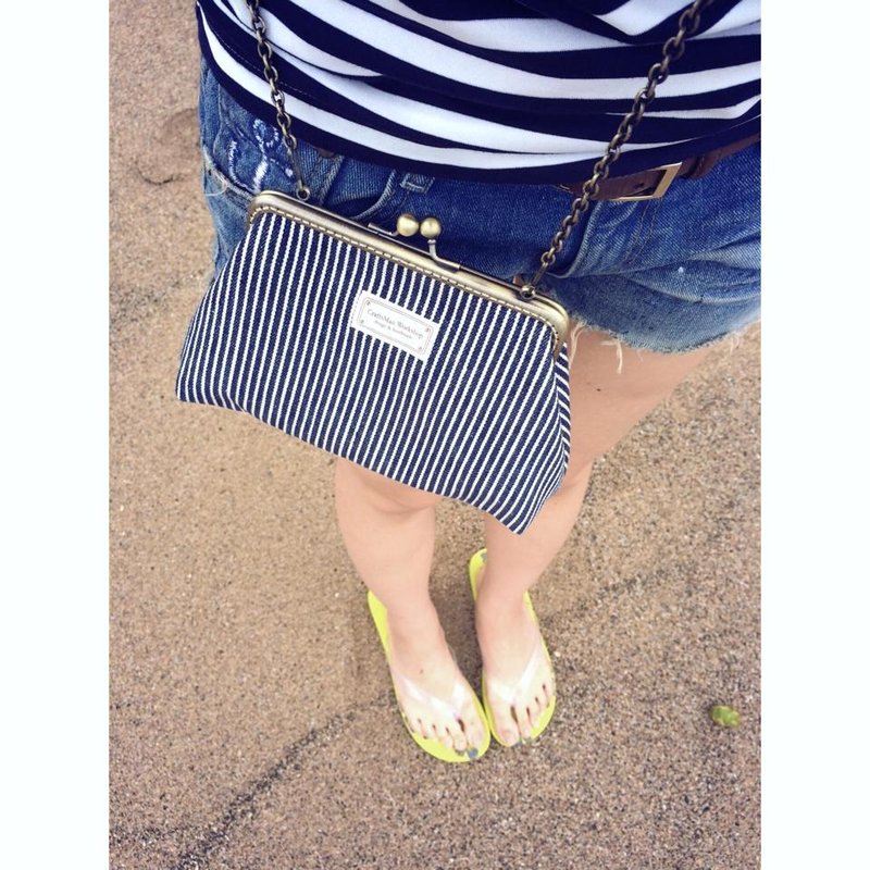 手作古铜口金包 两用斜背原皮链条包 化妆包-日本原色条纹单宁 - 侧背包/斜挎包 - 其他材质 蓝色