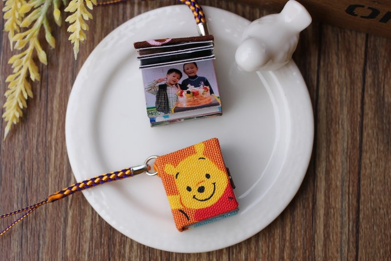 【迷你相本-豆本吊饰】-F款(维尼) 毕业礼 / 生日 / 情人节 / 定制化礼物 - 吊饰 - 其他材质 咖啡色