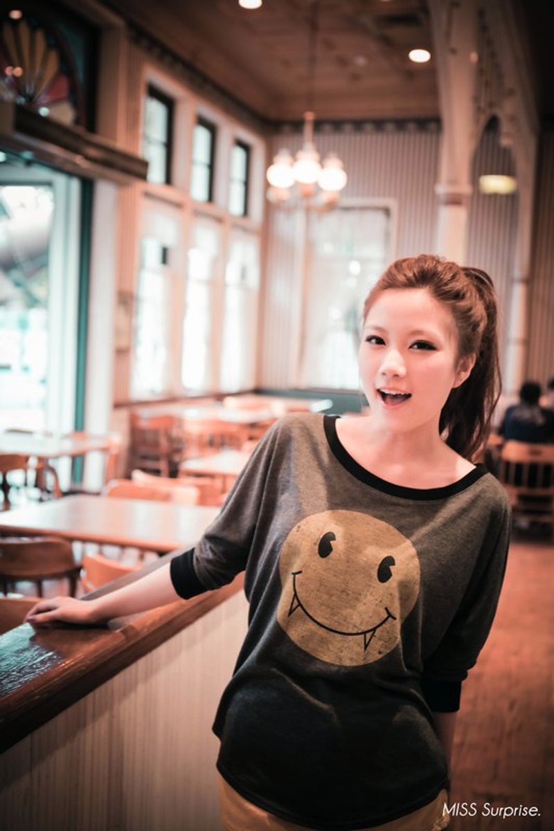 Miss Surprise / 吸血鬼 笑脸 宽领 七分袖 麻灰色 T恤 - 女装 T 恤 - 其他材质 灰色