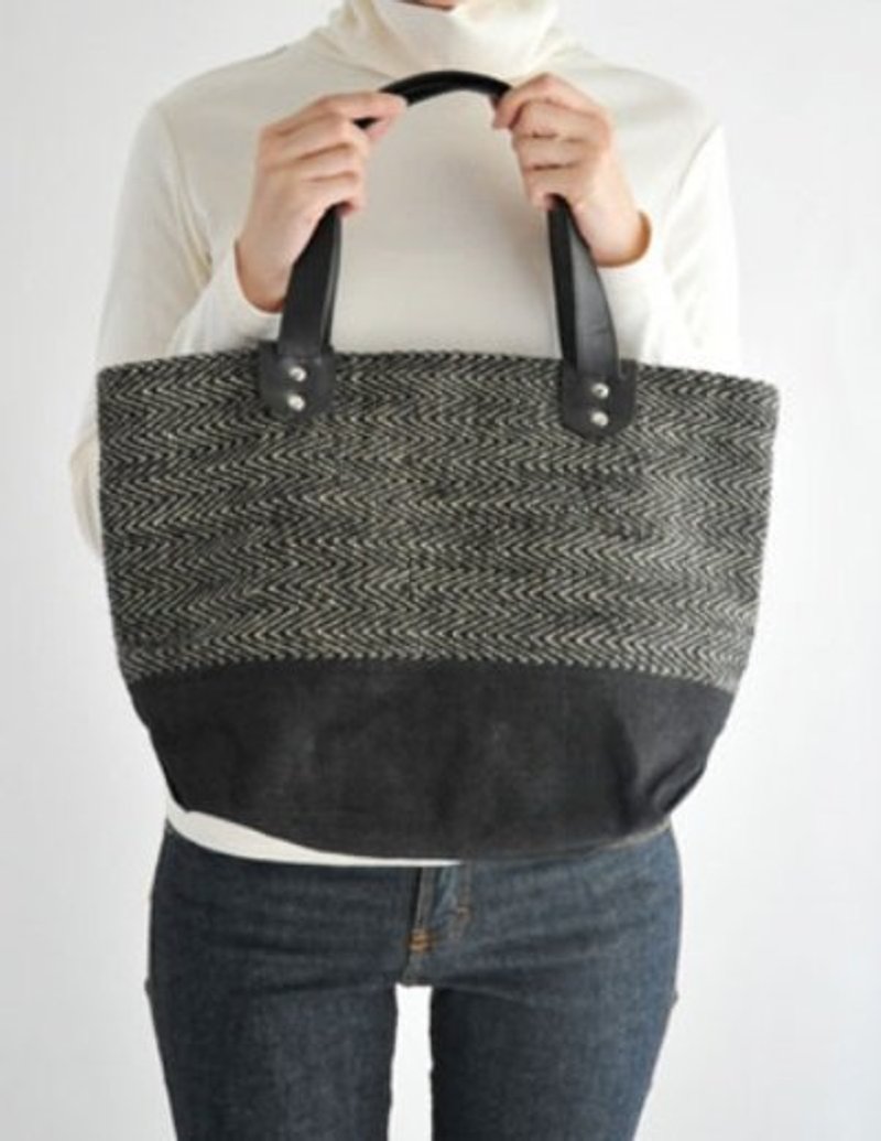 地球树fair trade-“2013秋冬 包包系列”-手编麻 牛皮提把 (黑色) - 手提包/手提袋 - 植物．花 黑色