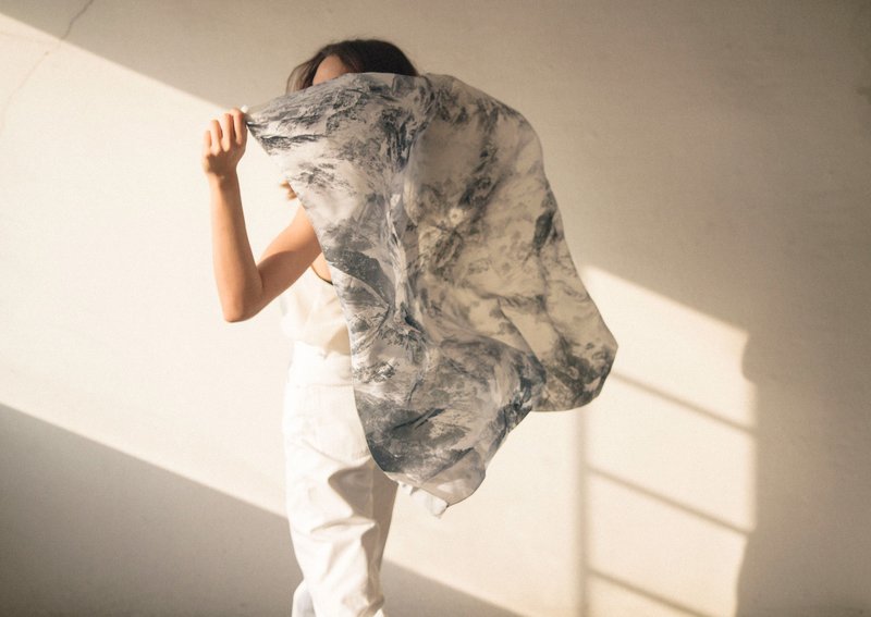 灰色圣母峰 - 手工围巾/丝巾 Everest Scarf - Grey Colour Modern style - 丝巾 - 聚酯纤维 灰色