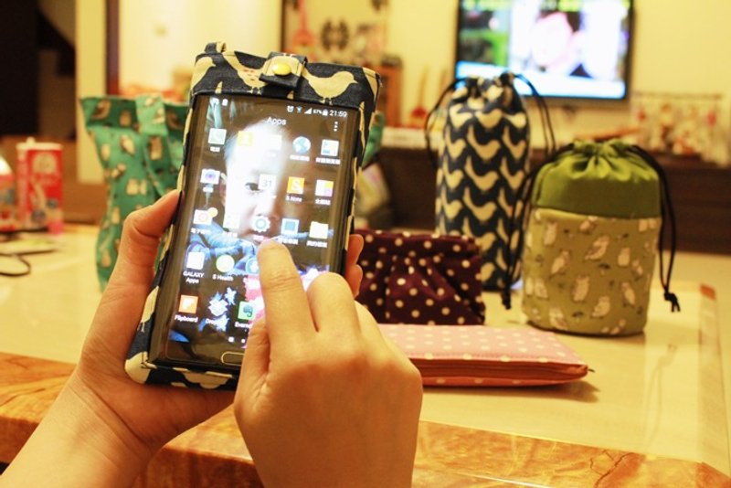 【花布恋Fabric Series】5.9寸以下萤幕适用 可滑萤幕附绳手机袋(大) - 手机壳/手机套 - 其他材质 多色