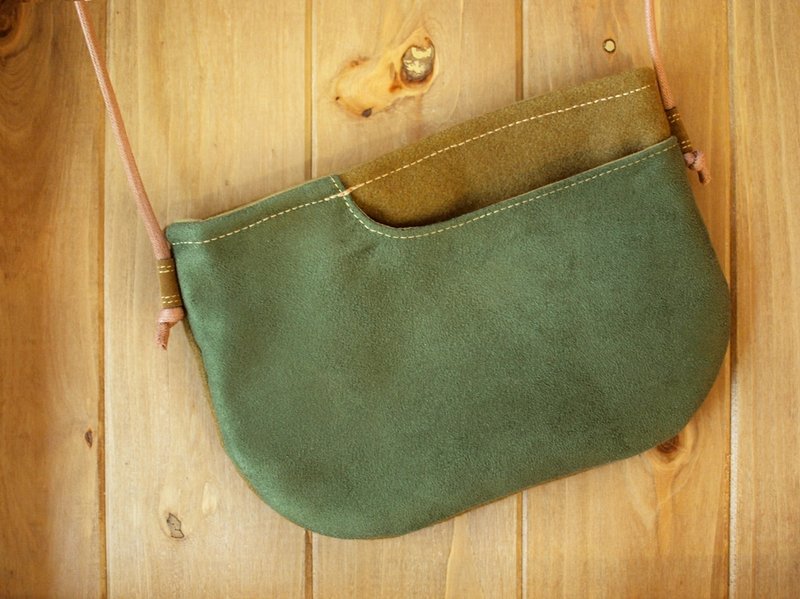 1pinfun 弧 羊毛 麂皮布 斜背小扁包 双绿* - 侧背包/斜挎包 - 其他材质 绿色