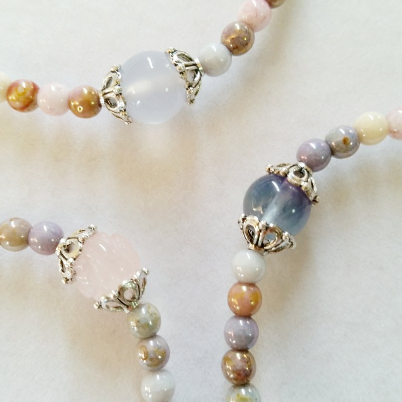 手工彩色陶瓷珠 配 雕花粉晶 或 紫蓝萤石 或 蓝玉髓 弹性手链  Ceramic beads elastic bracelet with Pink Quartz / Flourite / Blue Chalcedony - 手链/手环 - 宝石 多色
