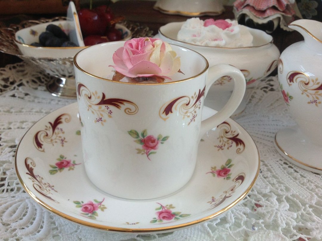 ♥安妮疯古物♥英国制骨瓷 Crown Staffordshire1950 年粉红玫瑰镶金咖啡杯 ~ 浪漫 - 咖啡杯/马克杯 - 其他材质 红色