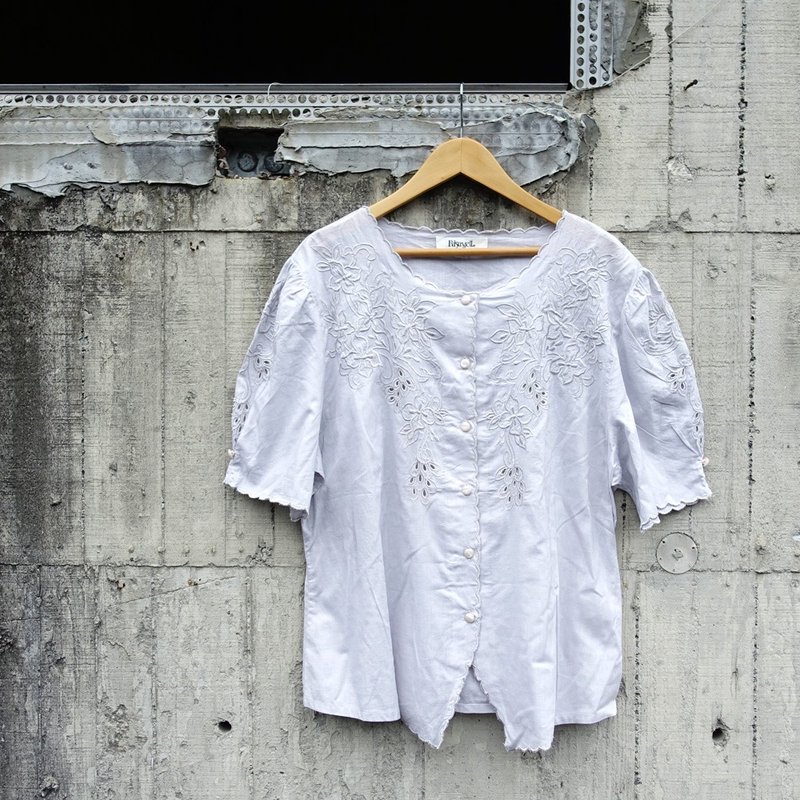 BajuTua /古着/ 浅灰色刺绣五分袖棉质衬衫 - 女装衬衫 - 棉．麻 灰色
