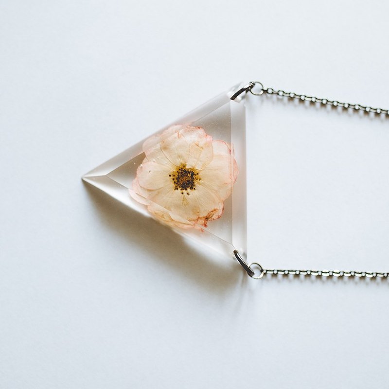 OOPSY - Viola Tricolor 植物透明三角形项链 - 项链 - 其他材质 白色