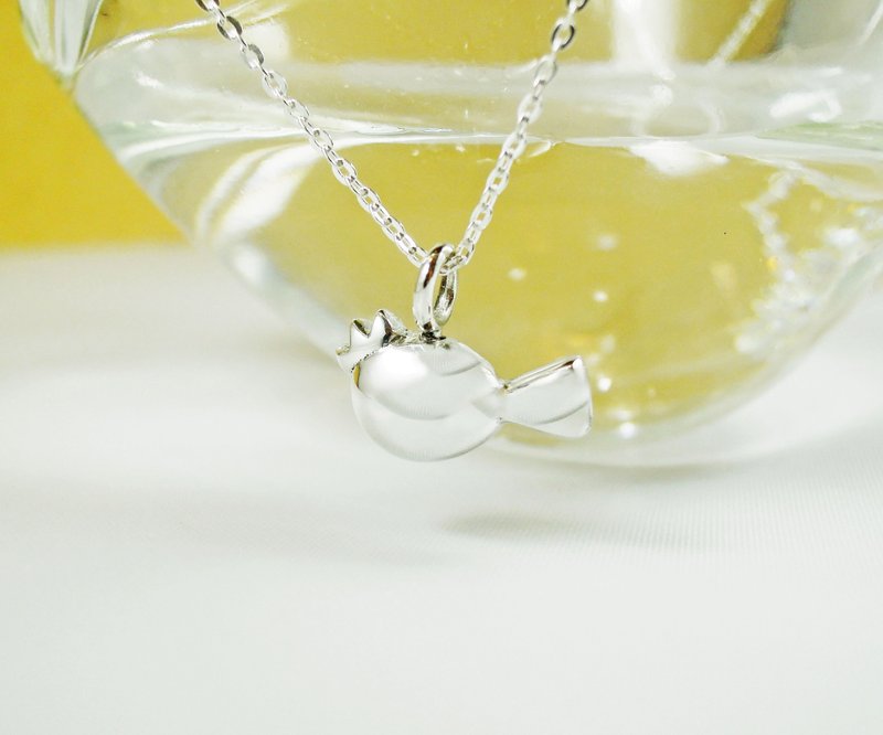 鱼(半面立体) 戴着皇冠的丰收小鱼儿 纯银 项链 手作 / 锁骨链 / 礼物 / 纪念日／情人节 - 锁骨链 - 其他金属 多色