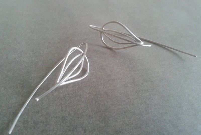 线光系列Line light collection LLE005 轻耳饰 纯银耳针 台湾设计师手工制 - 耳环/耳夹 - 其他金属 白色