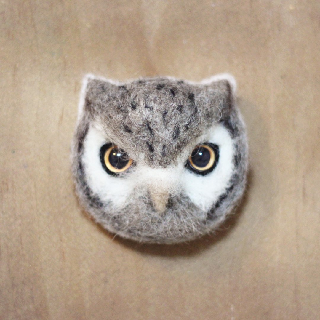 羊毛毡猫头鹰胸针/羊毛毡别针Owl brooch ふくろう (角鸮) - 胸针 - 羊毛 卡其色