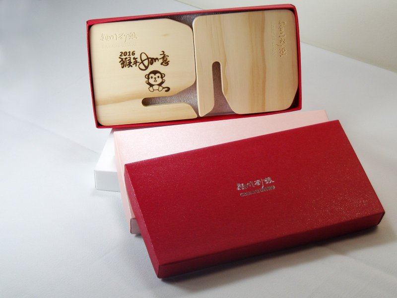 3C手机座 公司周年庆 礼盒 猴可爱 实木全视野 定制+数字 名字 免费 股东会赠品 - 手机座/防尘塞 - 纸 咖啡色