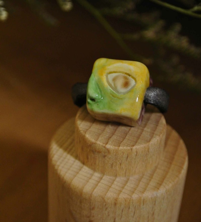 【 T - C 】戒指 皮革 牛皮 日本白瓷 瓷器  限量 自然釉色 无限看不腻色调 摄氏1350高温烧制 - 戒指 - 瓷 