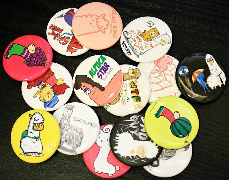 ★GLAD KING独家设计羊驼马口铁胸章15款/4.4cm★(以邮局平信寄出，勿勾选全家超商取货) - 胸针 - 塑料 