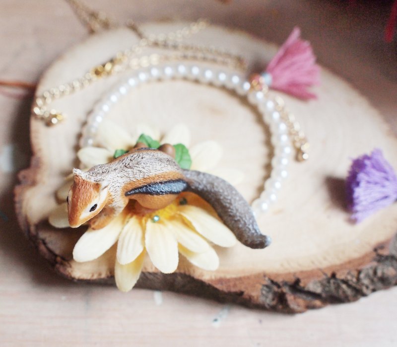 【动物派对系列】花间游玩小松鼠珍珠手链 - 手链/手环 - 塑料 橘色