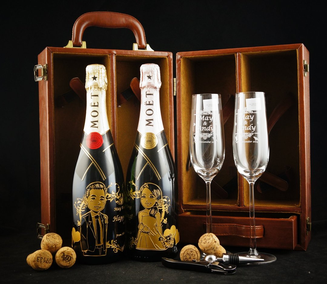 尊贵双支法国Moët 香槟连酒杯装750cc【香港原创DYOW】结婚周年 礼物Wine Engraving 独特合并人像设计概念 写实Q版 人像配合图案文字 酒瓶 酒杯雕刻 一双一对 结婚 求婚礼物 夹送朋友礼物 - 酒杯/酒器 - 玻璃 金色