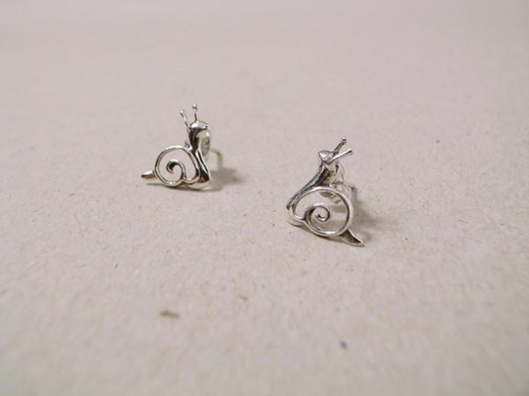 【Ian Design】 小蜗牛 纯银 925 银饰品 针式 附拭银布 - 耳环/耳夹 - 其他材质 灰色