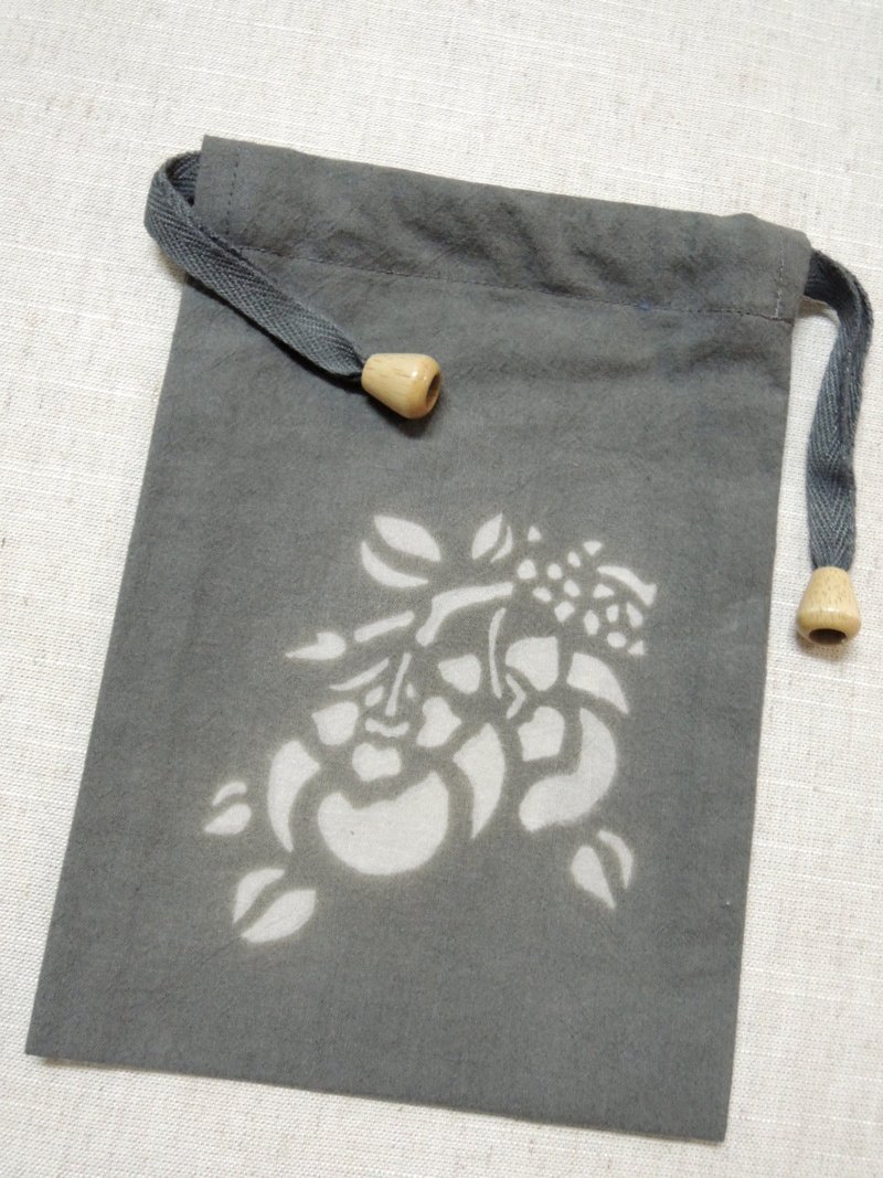 【姆姆草木染】榄仁叶植物染深灰色束口袋(柿柿如意) - 后背包/双肩包 - 棉．麻 灰色