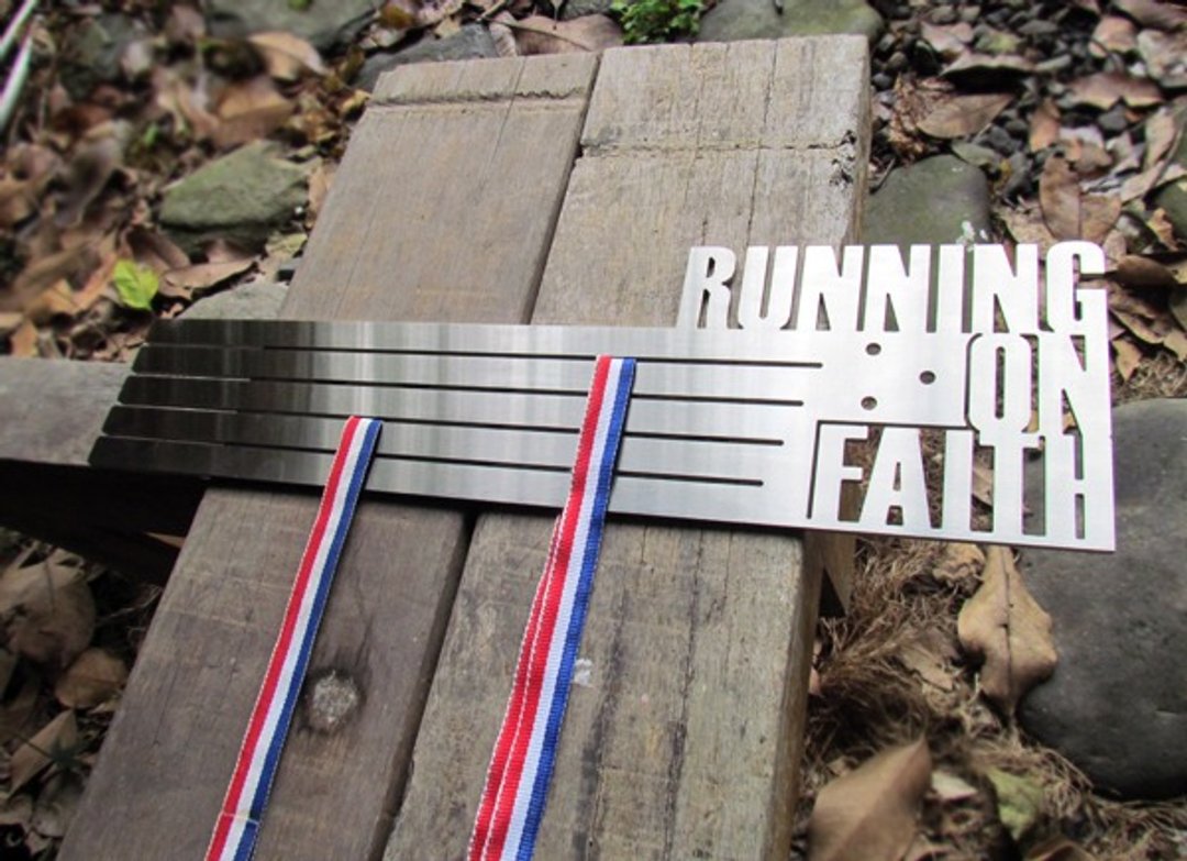 RUNNING ON FAITH 小五排式奖牌架，38cm别致款，提供不同的空间运用及质感方案 - 其他家具 - 其他金属 银色