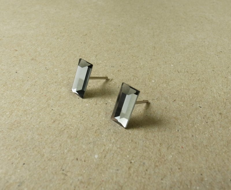 川手【凛光】钻面三角 耳针 耳环 - 耳环/耳夹 - 压克力 灰色
