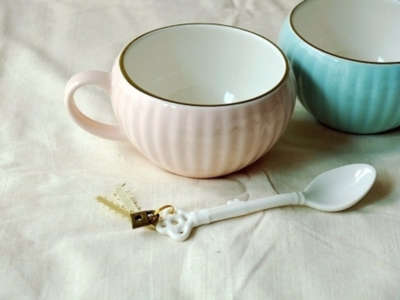 日本IZAWA  Charmant 迷人的咖啡欧蕾碗+古典小匙组 很淡的粉红  *附上漂亮纸盒，最适合为冬日给女孩儿朋友的小礼物 - 咖啡杯/马克杯 - 其他材质 粉红色