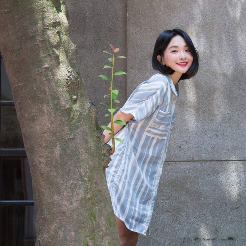 清爽灰蓝 树木纹长版衬衫 - 女装衬衫 - 其他材质 蓝色