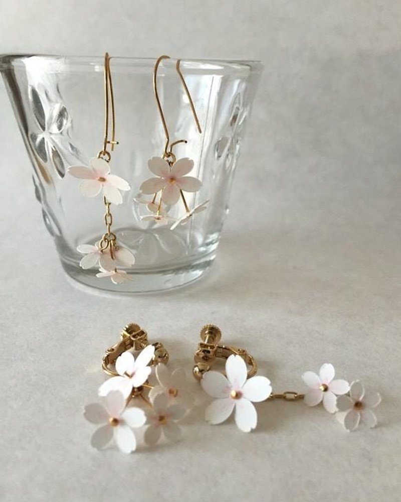 夹式耳环：樱花纸雕花朵耳环 - 耳环/耳夹 - 纸 粉红色