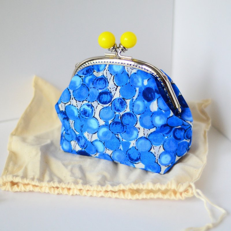 外出化妆包。Rising balloons in blue - 化妆包/杂物包 - 纸 蓝色