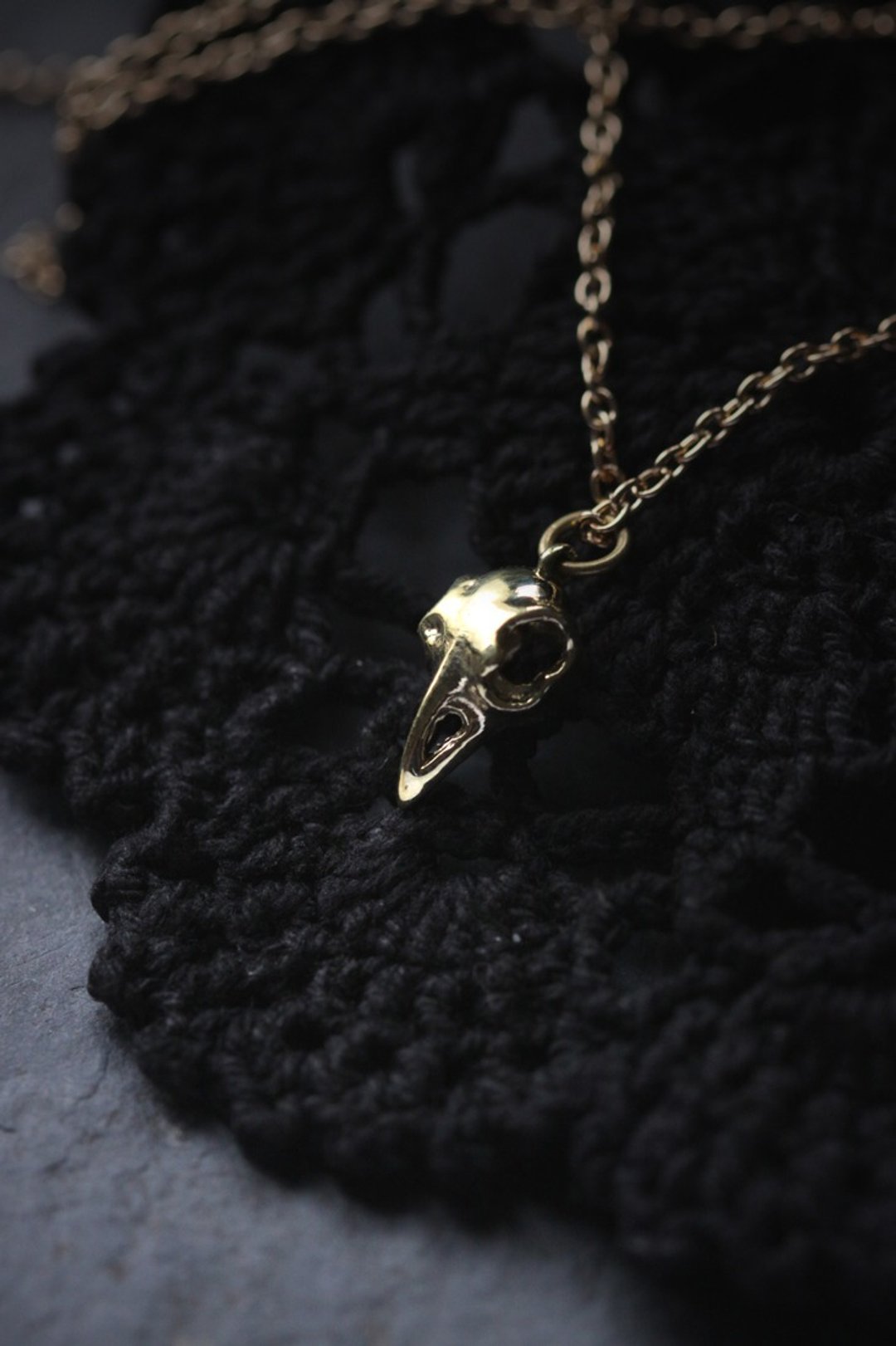Small Golden Raven Skull Necklace by Defy. - 项链 - 其他金属 