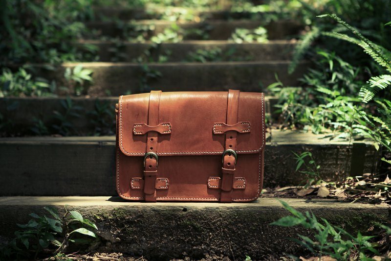 A ROOM MODEL - │ LEATHER COLLECTION │ NO.1 牛皮双绑带书包 - 侧背包/斜挎包 - 真皮 卡其色