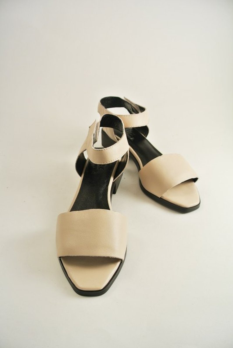 浓情牛奶糖。奶油色方头中跟魔鬼毡凉鞋。 - 女款休闲鞋 - 真皮 白色