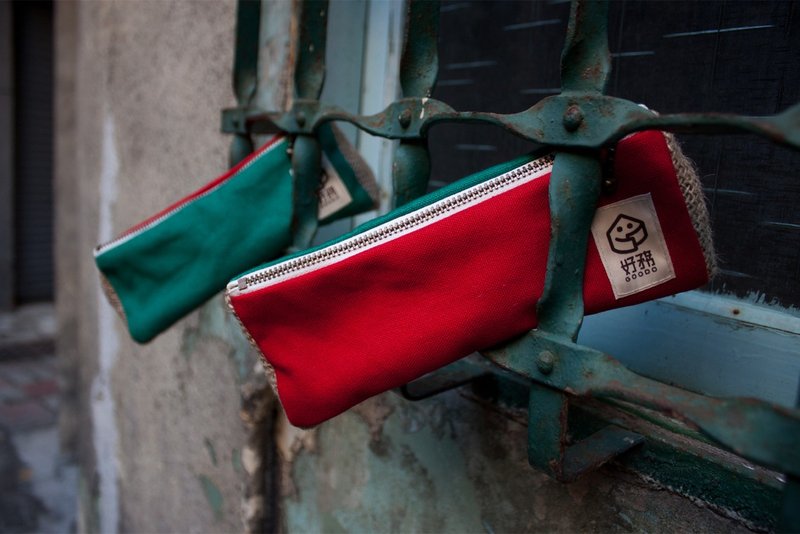 【GOODO好务】手作×咖啡麻布 牛仔布系 / 三角笔袋/ 铅笔盒 / 化妆包 / 刷具收纳  (热夏六月) - 铅笔盒/笔袋 - 其他材质 