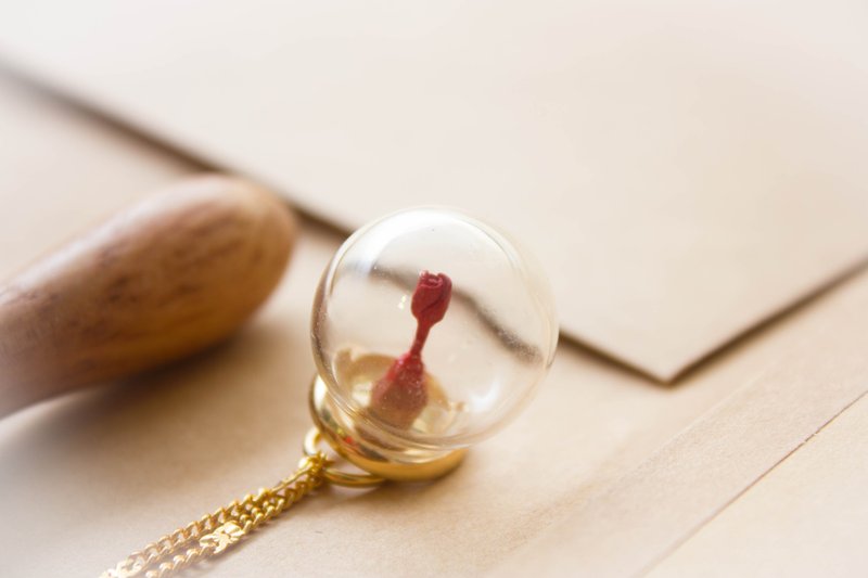 ‘SUNNY STUDIO’mini 玫瑰笔芯雕刻项链 - 项链 - 玻璃 红色