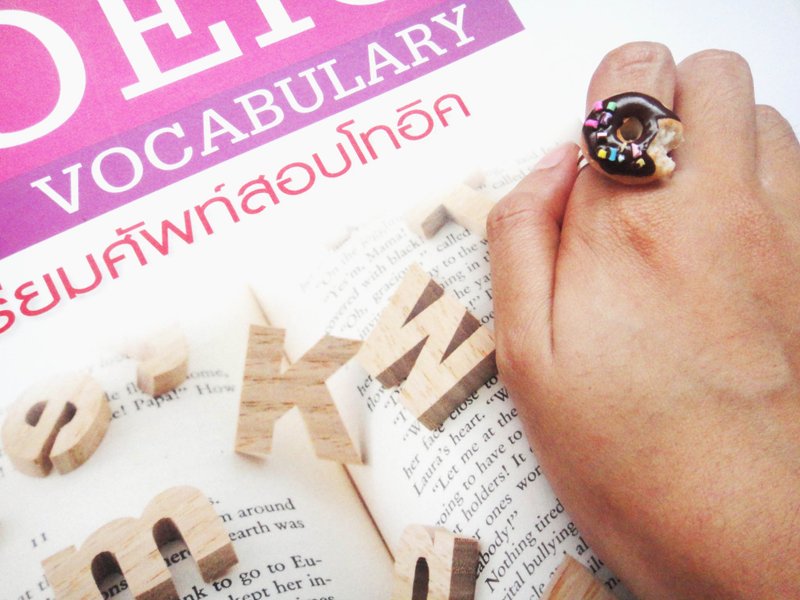 咬过一口的巧克力甜甜圈戒指 - 戒指 - 粘土 橘色