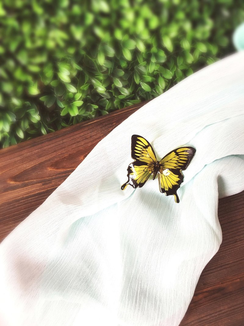 *Haku·Neko* 黄色燕尾蝶手绘蝴蝶胸针/心口针 - 胸针 - 塑料 黄色