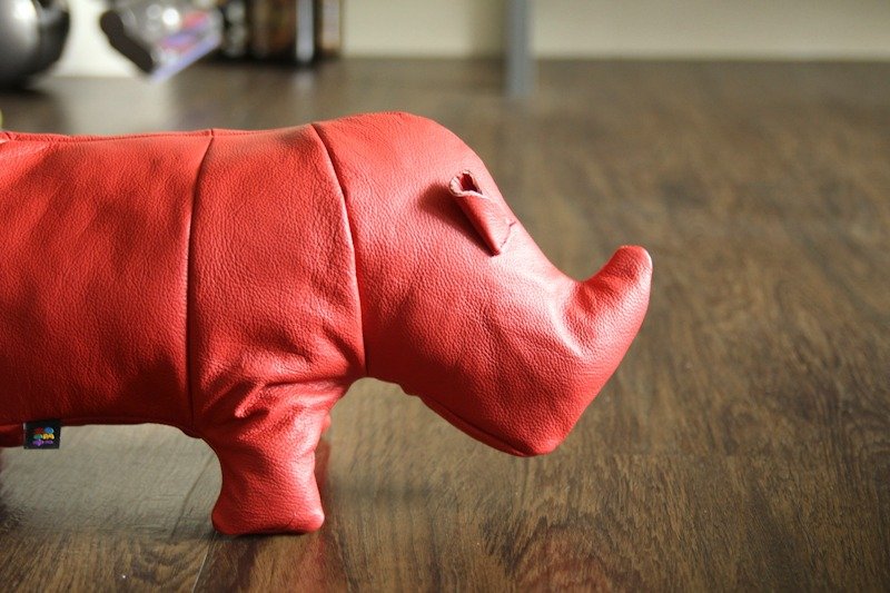 +zoom-  沙发牛皮制 犀牛造型抱枕 - 枕头/抱枕 - 真皮 红色