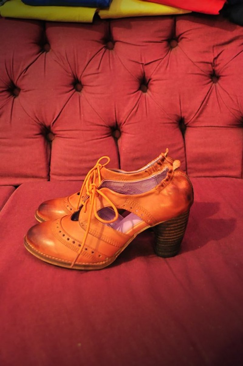 少女没有矜持，但有她的坚持。焦糖打腊挖空中跟鞋。 - 女款休闲鞋 - 真皮 咖啡色