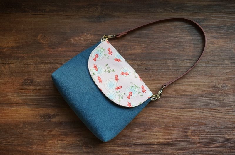 【鱼之涟漪】和风纹样 单肩斜挎两用款 - 侧背包/斜挎包 - 棉．麻 蓝色