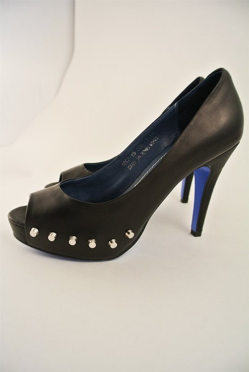 杀手级的挑逗。黑胎牛皮铆钉鱼口高跟鞋。 - 女款休闲鞋 - 真皮 