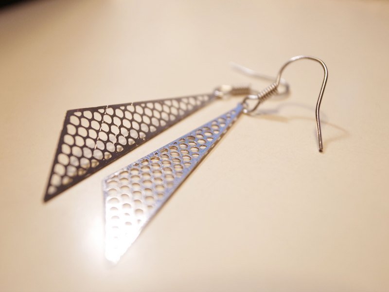 摩登银三角耳环 - 耳环/耳夹 - 其他金属 灰色