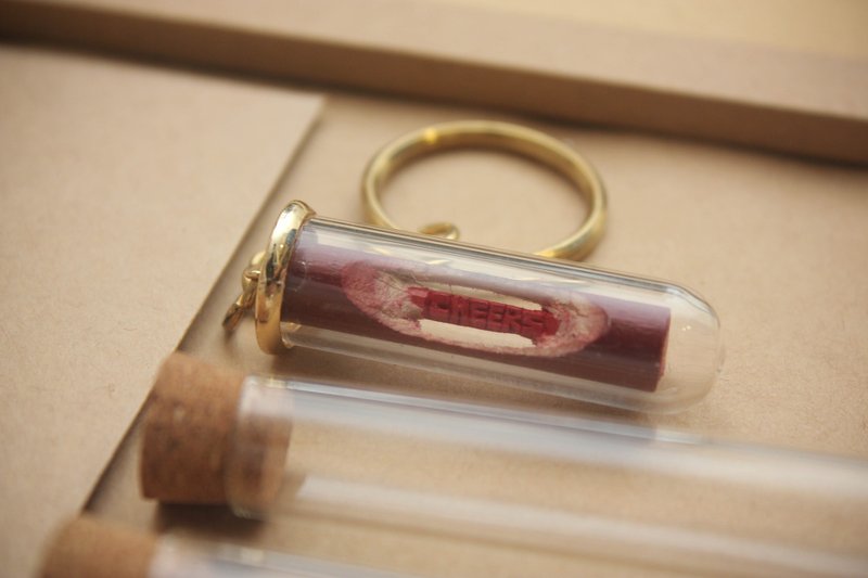 ‘SUNNY STUDIO’中空英文字雕刻钥匙圈 - 钥匙链/钥匙包 - 玻璃 红色