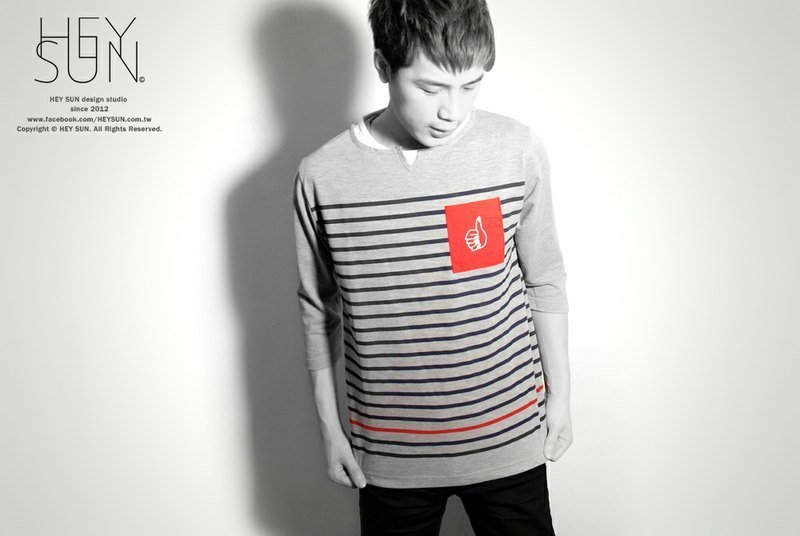 【M0265】HEY SUN独立手作品牌·乖宝宝奖章口袋假两件小V口条纹上衣 - 女装 T 恤 - 棉．麻 灰色