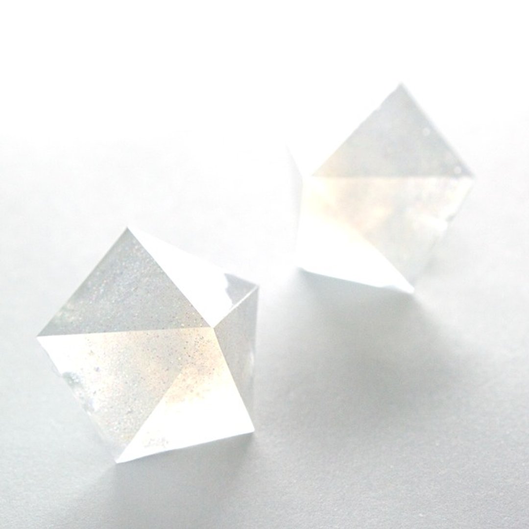 Pentagon earrings (fine lame) - 耳环/耳夹 - 其他材质 白色
