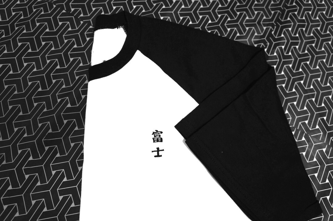 手工刺绣贰号衣 / 黑富士 - 女装 T 恤 - 棉 黑色