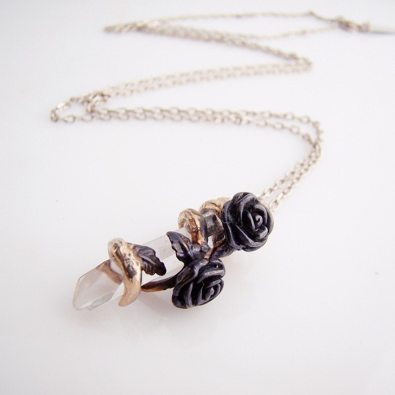 White bronze roses pendant with clear quartz stone and oxidized antique color - 项链 - 其他金属 
