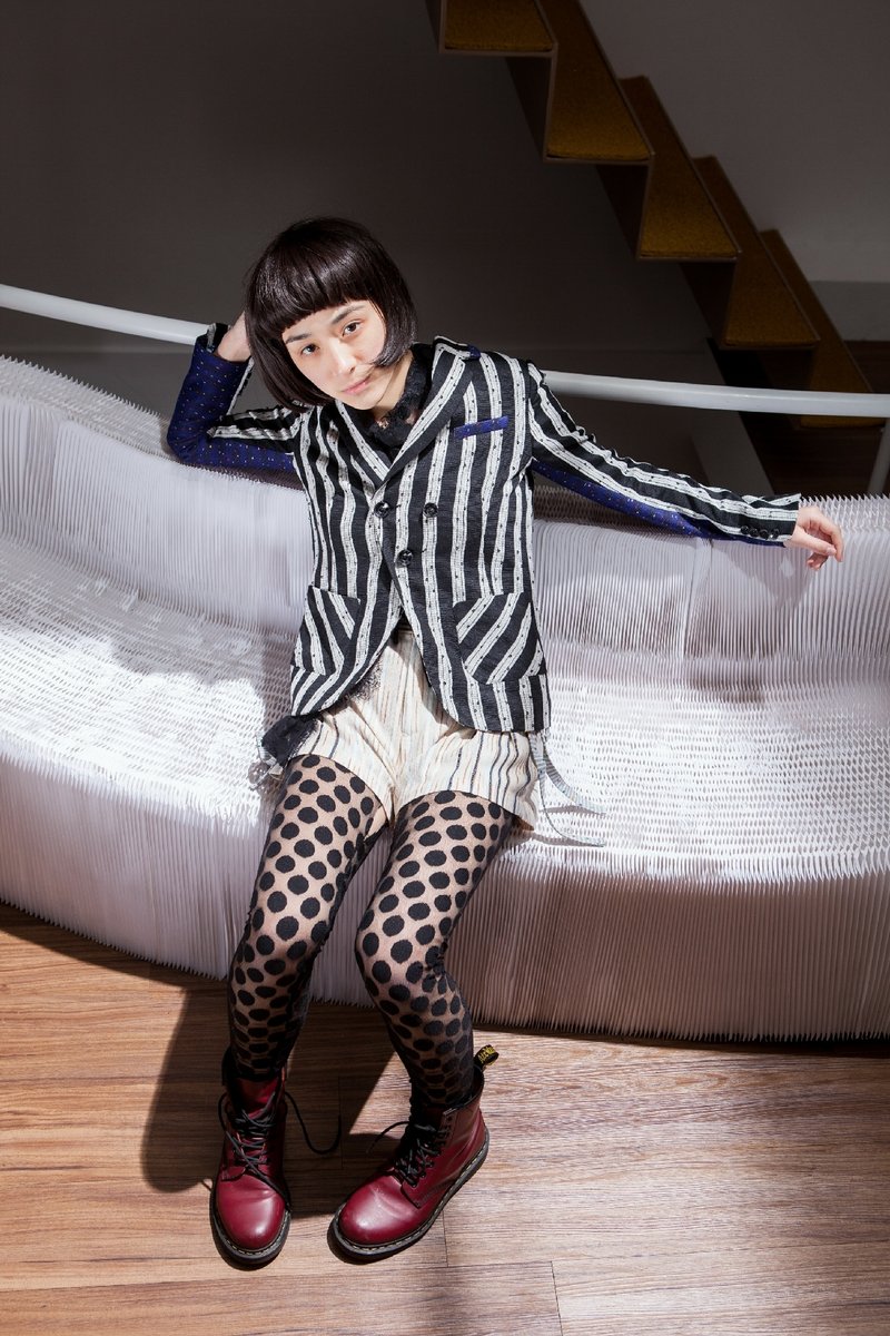 moi non plus 拼接休闲西装外套 - *后领蝴蝶结绑带设计* - 条纹细致亮片 - 女装休闲/机能外套 - 其他材质 黑色