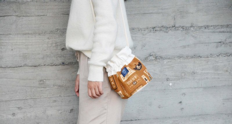 ::浏海树:: 侧背水桶包＿咖啡底复古商标 - 侧背包/斜挎包 - 其他材质 金色