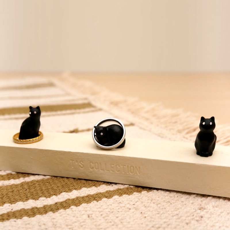 猫咪三连拍戒指台-黑猫 戒指的家 戒指座展示架 疗愈感满满 治愈小物 日本纯手工 家饰 摆饰 情人节 礼物 - 戒指 - 塑料 黑色